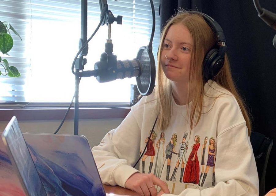 Leaning into her microphone, senior Amanda Hare records episode five of the Over the Popcorn Bowl podcast. In the episode, Hare discusses Netflixs new movie Red Notice with seniors Gabriella Winans, Alyssa Clark and Christi Norris. The four journalists hosted the first season of the podcast where they reviewed movies. (Photo by Caleb Audia)